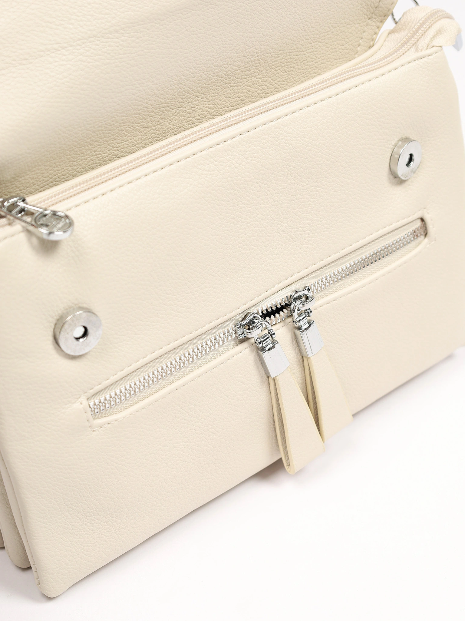 Сумка-кроссбоди со съемной ручкой и декоративными пуллерами в ассортименте